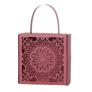 Elegante caja de regalo para dulces calada con láser en rojo oscuro y con asa