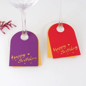 Detalle de tarjetas Happy Birthday para copas de vino con diseño troquelado