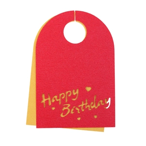 Detalle de tarjetas de copa Happy Birthday en fieltro rojo y amarillo con corte preciso