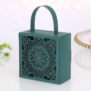 Detalle de patrones mandala cortados con láser en caja de regalo de boda mate color azul