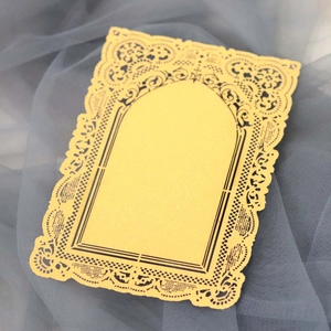 Carte décorative en dentelle jaune découpée au laser avec arche sur fond de tulle gris