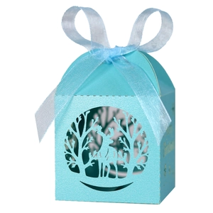 Détail de la boîte de Noël bleu Tiffany avec renne découpé au laser et ruban de soie