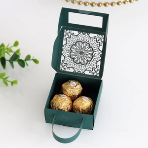 Primer plano de la caja de regalo verde oscuro con intrincados patrones mandala de láser