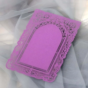 Détail d'une carte décorative en dentelle découpée au laser avec motifs évidés violets