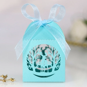 Détail de la boîte à bonbons bleu clair découpée au laser avec cerf et nœud en ruban