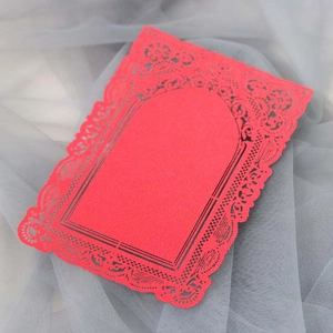 Gros plan d'une carte en dentelle rouge découpée au laser avec motifs floraux fins