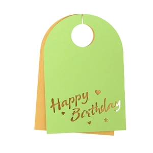 Detalle de tarjeta de mesa Happy Birthday cortada con láser con capas verde y kraft
