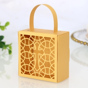 Vue détaillée de la boîte cadeau dorée découpée au laser avec motif de croix évidé