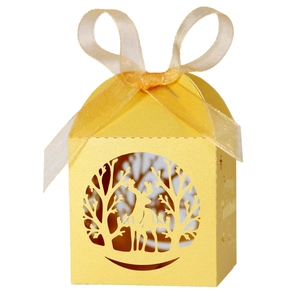 Détail de boîte de bonbons de Noël jaune avec silhouette de renne découpée au laser