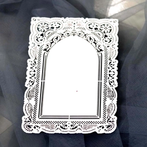Carte décorative en dentelle blanche découpée au laser avec un élégant design d'arche
