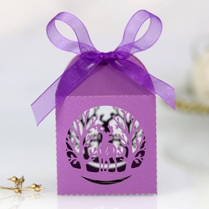 Détail de la boîte de Noël violette découpée au laser avec motif cerf et ruban en soie
