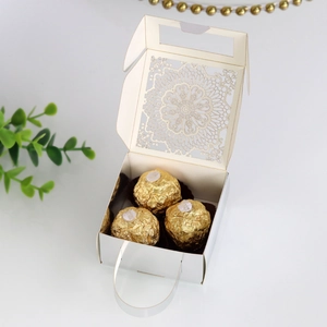 Detalle macro de caja de regalo blanca cortada con láser con patrones de mandala