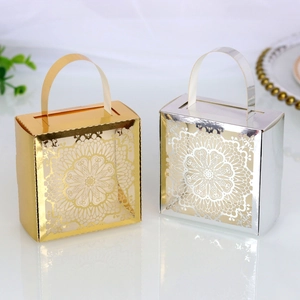Detalle de cajas de dulces doradas y plateadas cortadas por láser con diseño de mandala