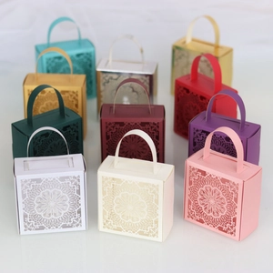 Detalle de patrones de encaje mandala cortados con láser en cajas de dulces de boda