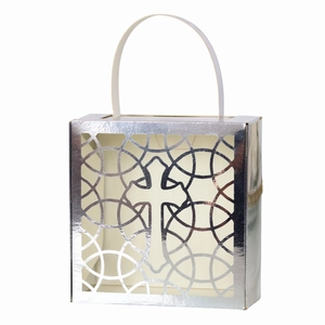 Détail de boîte cadeau miroir argenté avec motif croix découpé au laser et brillant