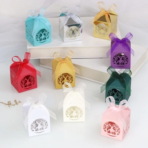 Boîtes de bonbons de Noël découpées au laser avec motif renne et rubans en organza