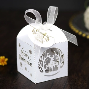 Boîte à bonbons de Noël blanche découpée au laser avec renne et ruban élégant