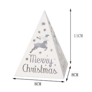 Détail d'une lampe pyramide de Noël en papier blanc avec cerf découpé, taille 11x8cm