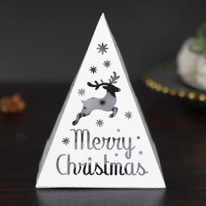 Lanterne de Noël blanche en papier en forme de pyramide avec renne et flocons évidés