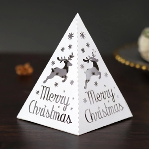 Boîte de Noël blanche en pyramide avec découpes laser de renne et Merry Christmas