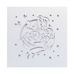 Détails de rose et papillon découpés au laser sur carte d'invitation de mariage blanche