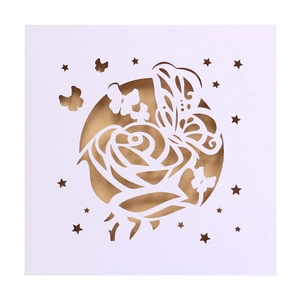 Détail de la carte découpée au laser avec rose, papillon et doublure dorée élégante
