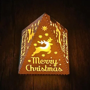 Détail de la lanterne pyramide de Noël renne avec lumière chaude et motifs découpés