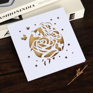 Détail de la carte découpée au laser rose et papillon avec doublure dorée élégante
