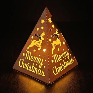 Vue détaillée de la lampe de Noël pyramide avec LED chaude et motifs de renne
