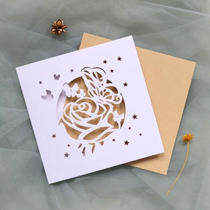 Détail de la carte découpée au laser avec roses et papillons sur gaze grise