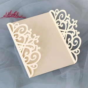 Λεπτομέρεια προσκλητηρίου γάμου laser-cut σε σαμπανιζέ χρώμα με λουλουδάτα σχέδια