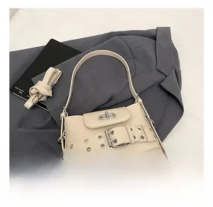 Détail du sac seau crème avec boucle à œillets métalliques et fermoir à tourillon