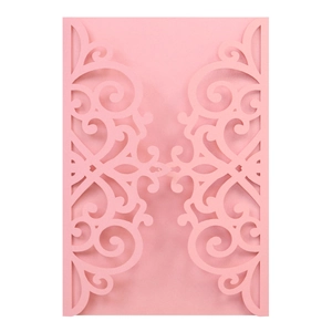 Λεπτομέρεια ροζ προσκλητηρίου γάμου laser-cut με περίπλοκο floral διάτρητο σχέδιο