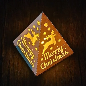 Veilleuse pyramide de Noël évidée avec renne et lueur LED chaude pour décor de fête