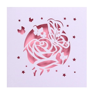 Carte d'invitation découpée au laser avec roses et papillons sur fond rose