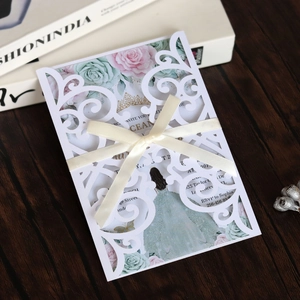 Λεπτομέρεια προσκλητηρίου γάμου laser-cut με φλοράλ ένθετο και μπεζ σατέν κορδέλα