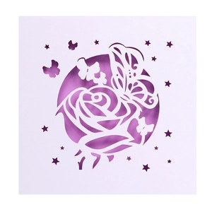 Invitation de mariage découpée au laser avec roses et papillons sur fond violet élégant