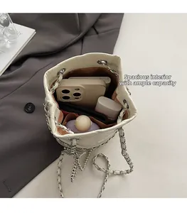 Draufsicht der weißen Stepp-Beuteltasche mit geräumigem Innenraum für Handy und Make-up