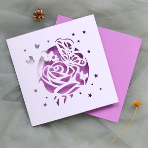 Détails de carte découpée au laser avec roses et papillons et enveloppe violette