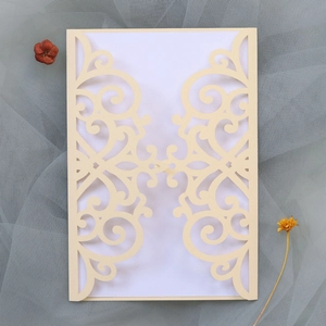 Λεπτομέρεια από ευρωπαϊκά φλοράλ σχέδια laser-cut σε κομψό μαργαριταρένιο προσκλητήριο γάμου