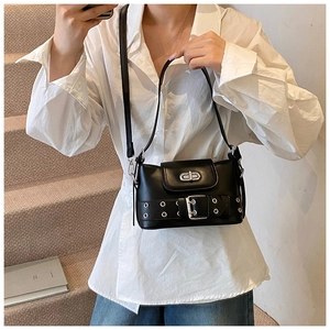 Détail du sac seau noir en cuir avec œillets argentés et bandoulière réglable