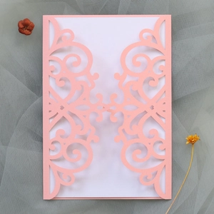 Λεπτομέρεια προσκλητηρίου γάμου laser-cut με ροζ δαντέλα και λευκή εσωτερική κάρτα