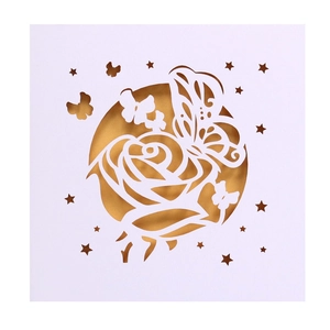 Carte d'invitation de mariage découpée au laser avec rose dorée et papillon ajouré