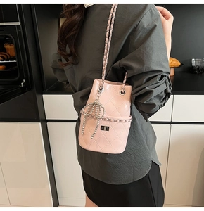 Detail der rosa gesteppten Beuteltasche mit Perlen-Bogen und Leder-Kettengurt