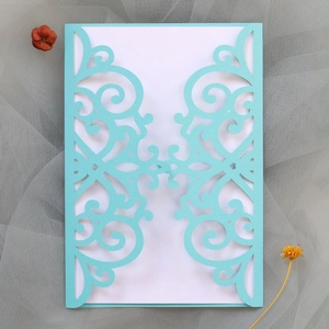 Λεπτομέρεια προσκλητηρίου γάμου laser-cut με περίτεχνα σχέδια σε γαλάζιο μαργαριταρένιο χαρτί