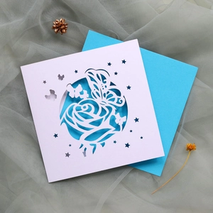 Vue détaillée du faire-part découpé au laser avec rose, papillon et carte bleue