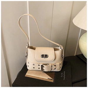 Détail du sac seau blanc crème en similicuir avec fermoir rotatif argenté et boucle