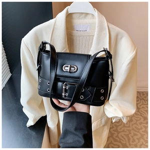 Gros plan détaillé du sac seau en cuir noir brillant avec fermoir rotatif argenté chic
