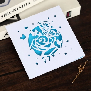 Vue macro du motif rose et papillon découpé au laser sur une carte d'invitation carrée