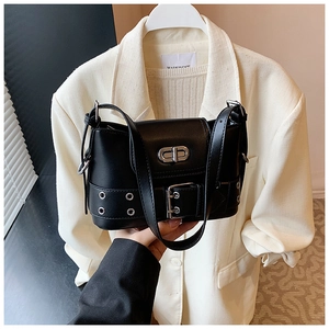 Détail d'un sac seau noir avec boucles argentées vintage et anneaux métalliques décoratifs